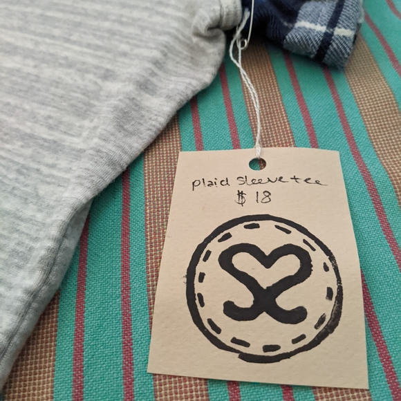 Upcycled tee with flannel sleeves - Picture 5 of 7